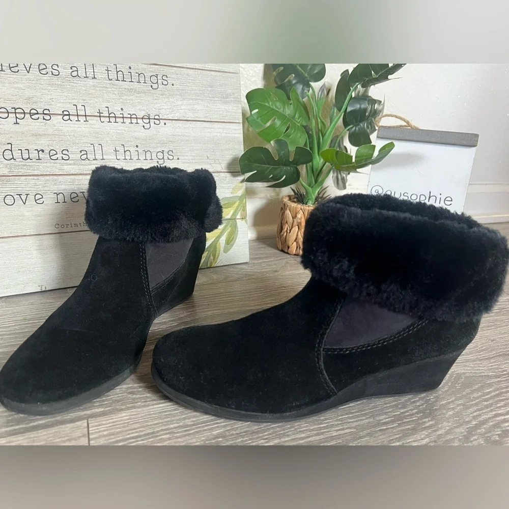 Easy Spirit Black Suede Ankle Boots w Foldover Faux Fur Trim. Size 8